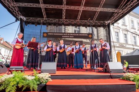 Veselo razpoloženje tudi na drugi festivalski dan Dnevov narodnih noš in oblačilne dediščine v Kamniku (10)